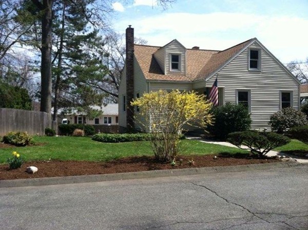 40 Lenox Road Holyoke, MA 01040 - Photo 3 of 30 a front view of a house with garden