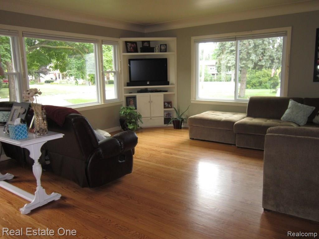 335 Maple Street Howell, MI 48843 - Photo 8 of 47 crown moldings