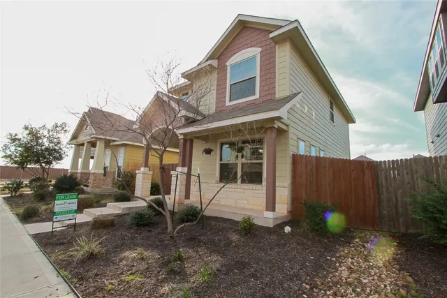 a view of a house with backyard