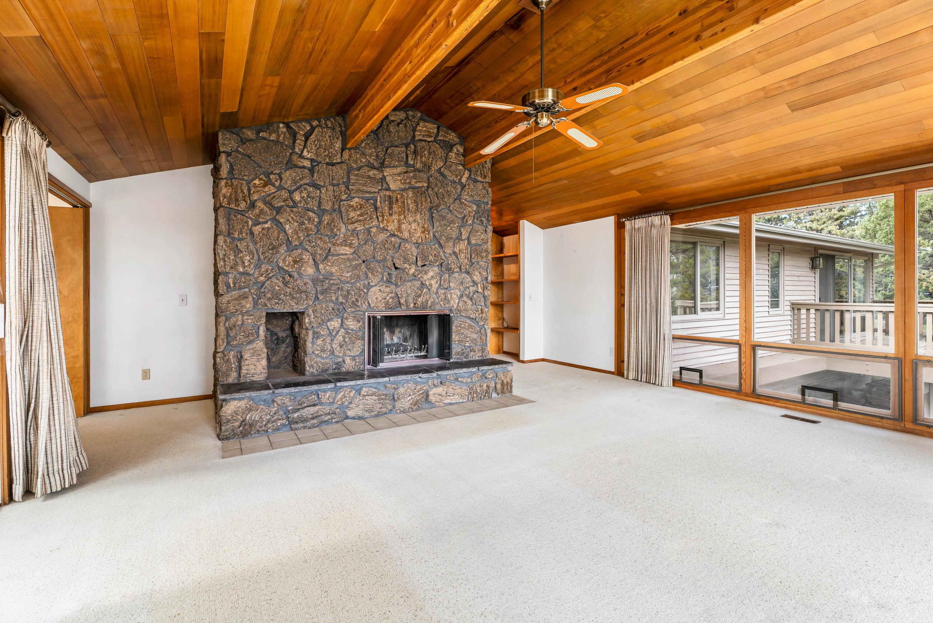 1670 Northwest Putnam Road Bend, OR 97703 - Photo 4 of 40 28-Living Room