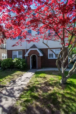 $2,850 | 840 Seaman Avenue, Unit 2W, Baldwin, NY 11510