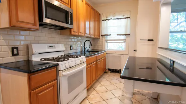 $2,850 | 840 Seaman Avenue, Unit 2W, Baldwin, NY 11510