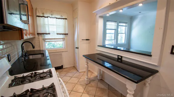 $2,850 | 840 Seaman Avenue, Unit 2W, Baldwin, NY 11510