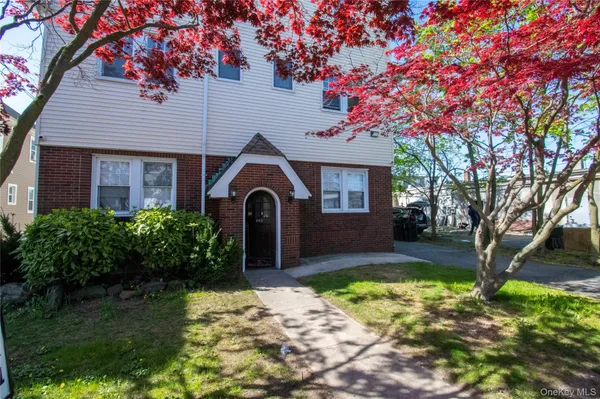 $2,850 | 840 Seaman Avenue, Unit 2W, Baldwin, NY 11510