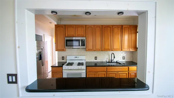 $2,850 | 840 Seaman Avenue, Unit 2W, Baldwin, NY 11510