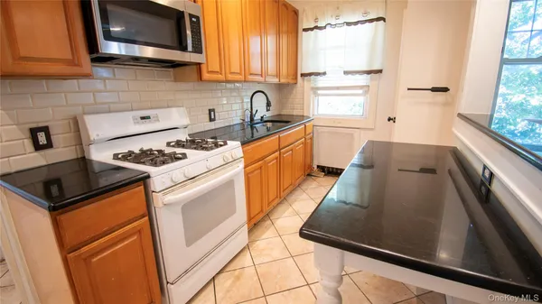 $2,850 | 840 Seaman Avenue, Unit 2W, Baldwin, NY 11510