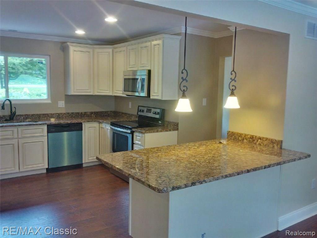 36124 Paddleford Road Farmington Hills, MI 48331 - Photo 11 of 22