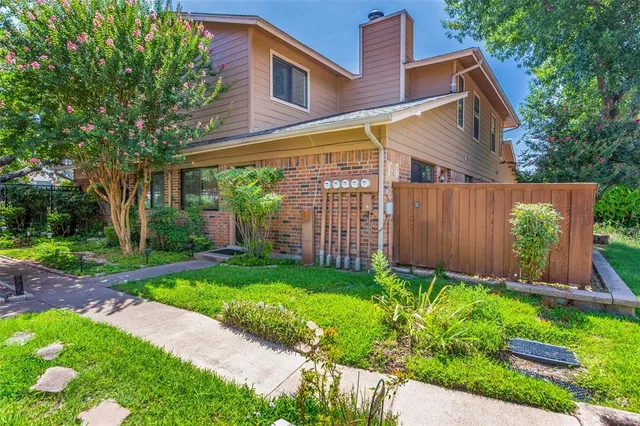 a view of a house with a yard and plants