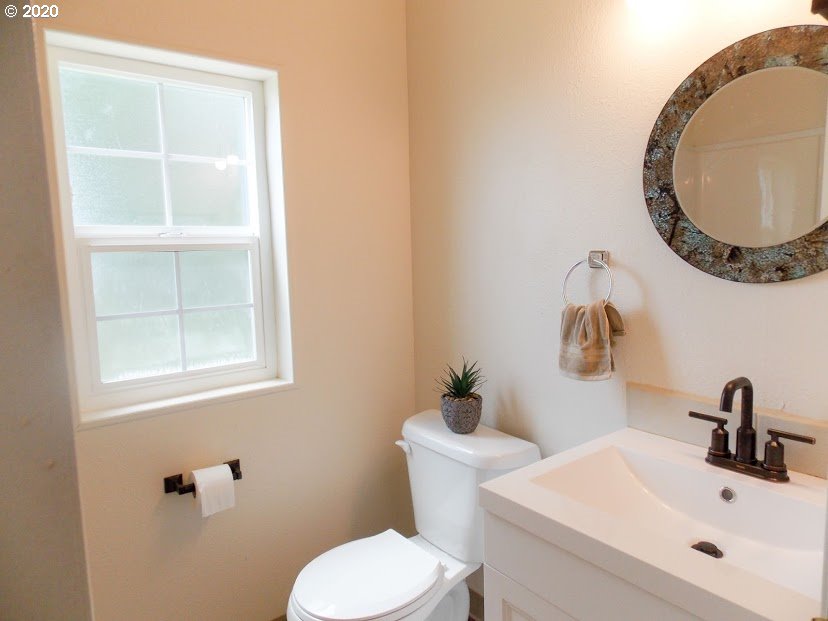 68315 Arawana Road North Bend, OR 97459 - Photo 17 of 24 Gallery Image 17
