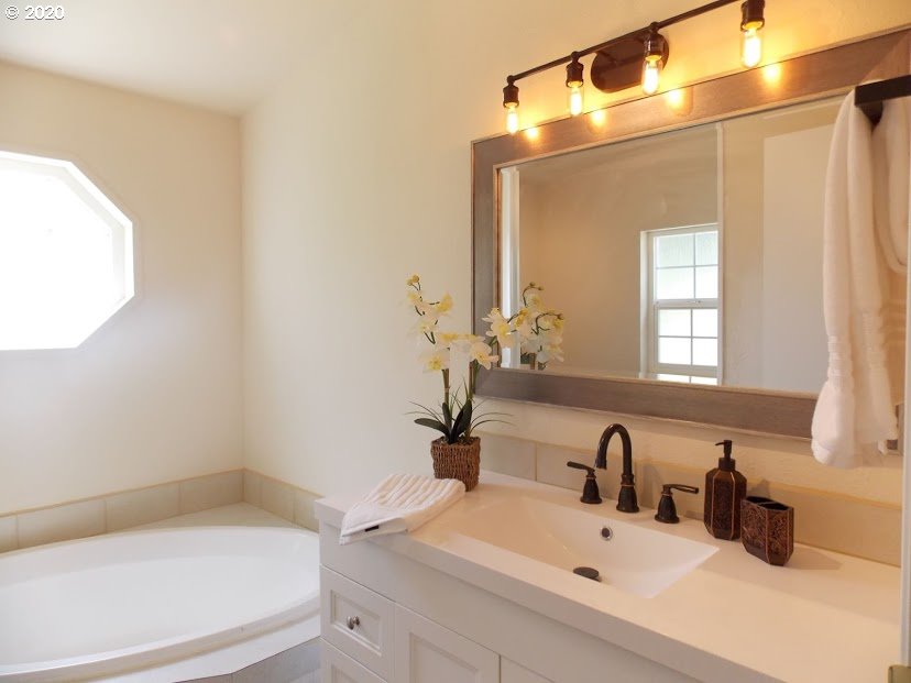 68315 Arawana Road North Bend, OR 97459 - Photo 21 of 24 Gallery Image 21
