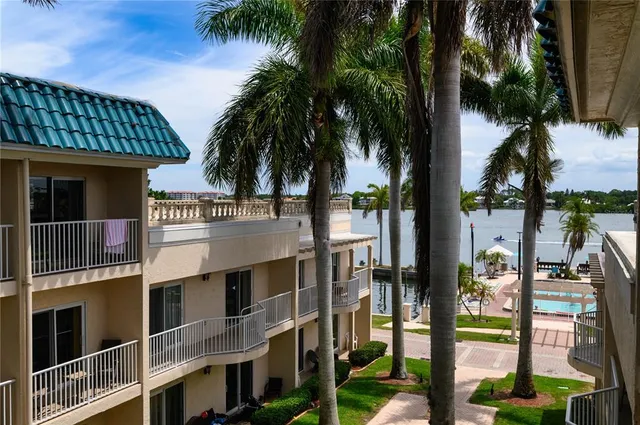 a view of a fountain in front of a building