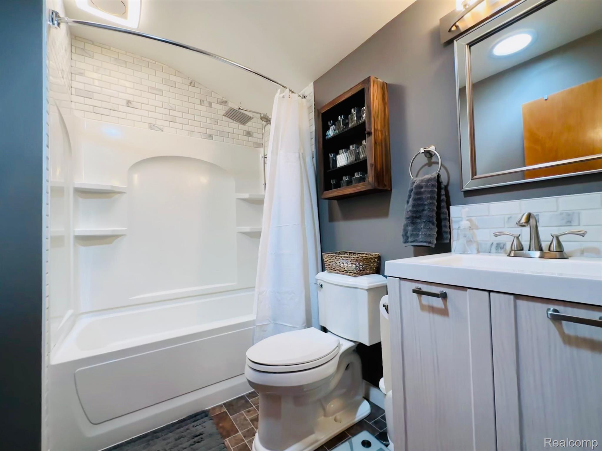 5508 Colony Road Grand Blanc, MI 48439 - Photo 13 of 32 Updated Full bathroom with jetted tub