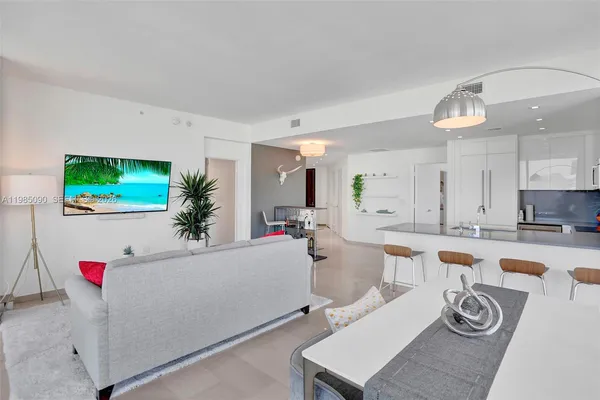 $7,250 | 88 Southwest 7th Street, Unit 3511, Miami, FL 33130