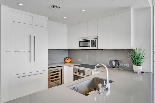 $7,250 | 88 Southwest 7th Street, Unit 3511, Miami, FL 33130
