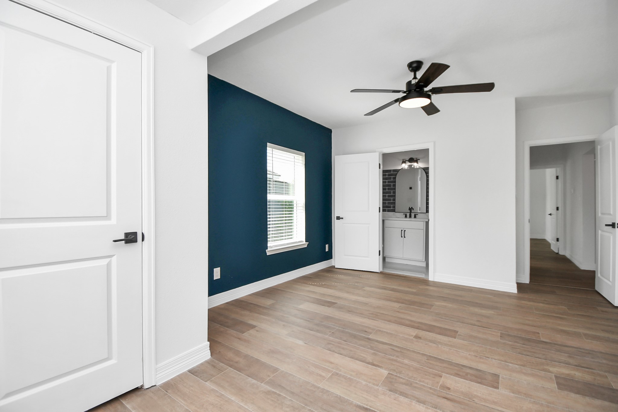 2812 Truxillo Street, Unit B Houston, TX 77004 - Photo 24 of 32 a view of empty room with wooden floor and window