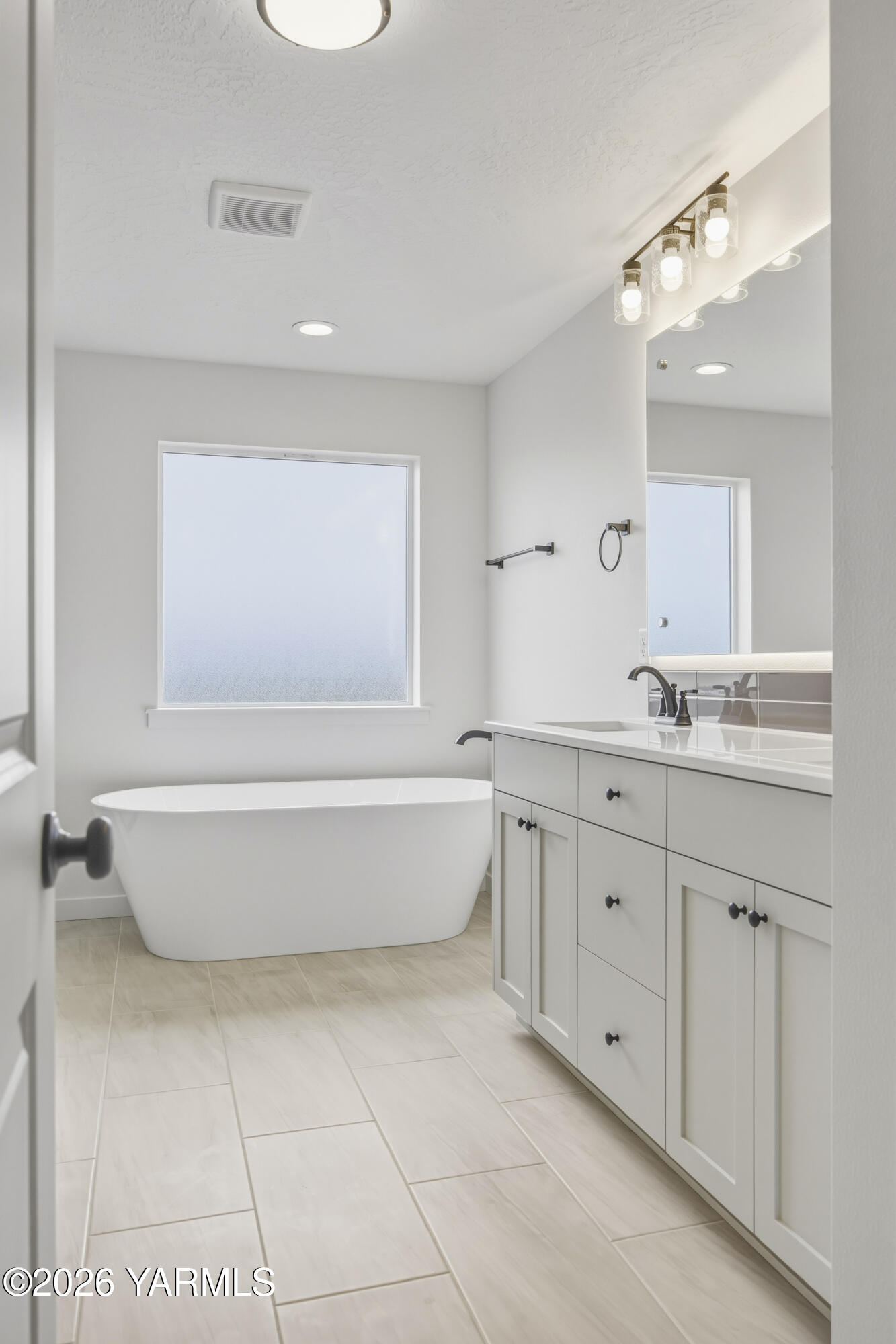 215 Packer Street Prosser, WA 99350 - Photo 20 of 45 a bathroom with a bathtub sink and mirror