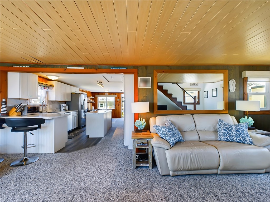 30 Champlin Avenue Narragansett, RI 02879 - Photo 17 of 38 Living room/ Kitchen