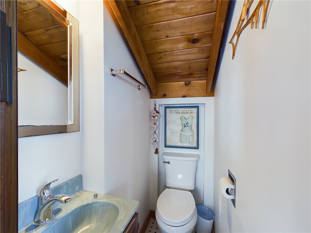 30 Champlin Avenue Narragansett, RI 02879 - Photo 28 of 38 primary bedroom lavette