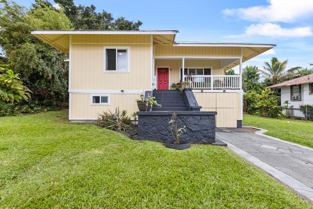 a view of a house with a yard