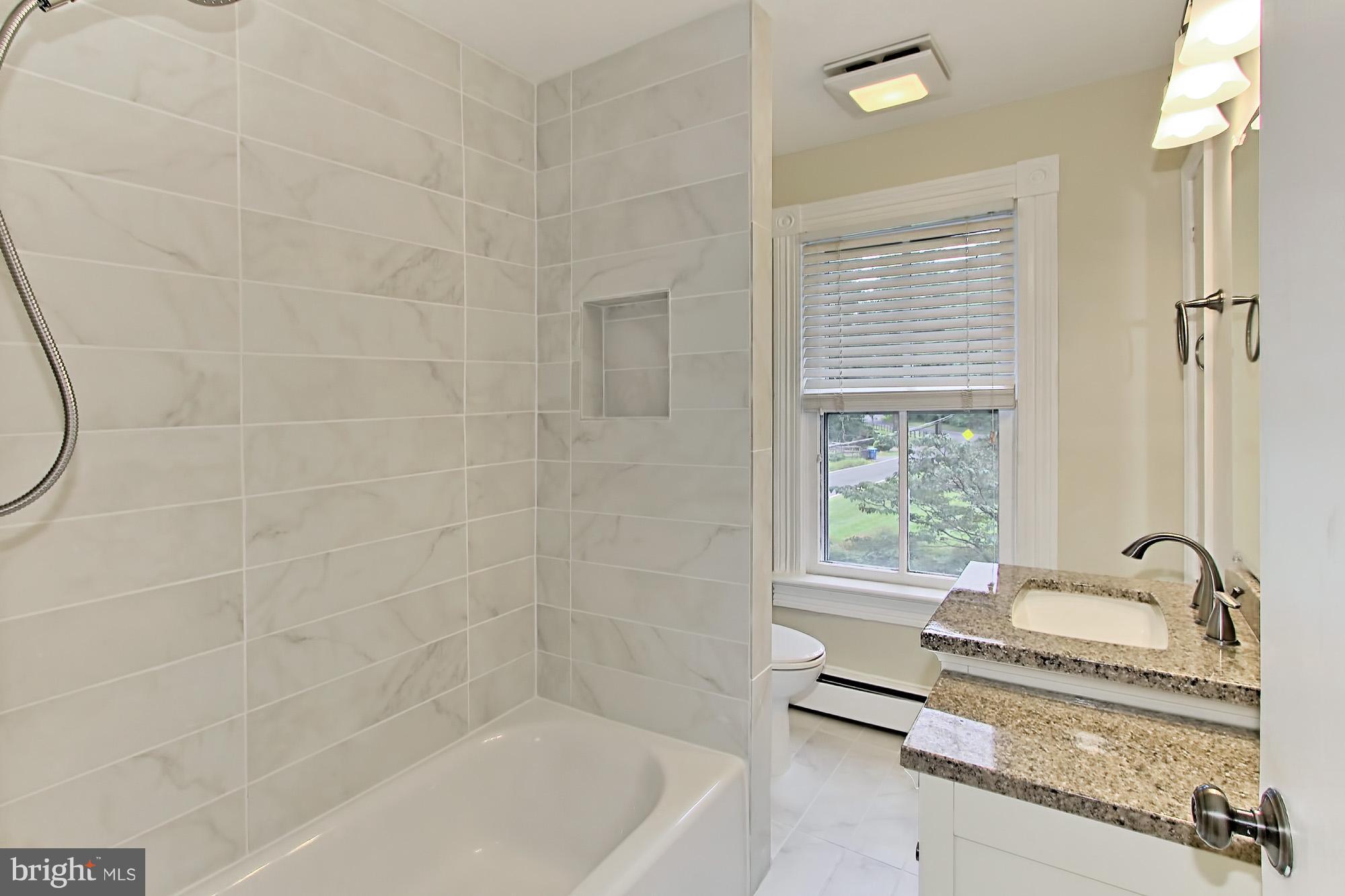 6800 Newman Road Clifton, VA 20124 - Photo 22 of 30 Second full Bath on the upper level