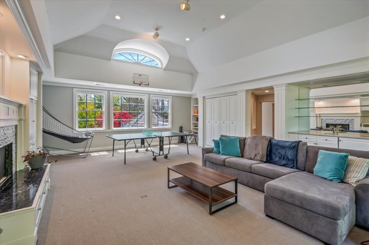 280 Old Farm Road Northfield, IL 60093 - Photo 54 of 64 a living room with furniture and a large window
