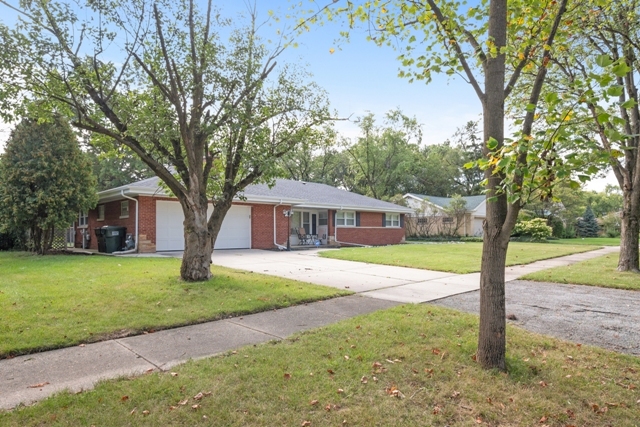 845 Braemar Road Flossmoor, IL 60422 - Photo 3 of 26 a house with trees in the background