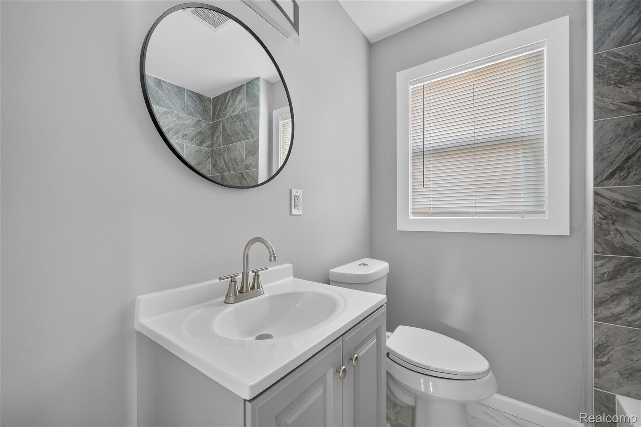 2061 Inkster Road Garden City, MI 48135 - Photo 14 of 24 Primary Bathroom
