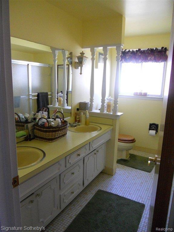 20910 Andover Road Southfield, MI 48076 - Photo 15 of 22 Main Bath.JPG