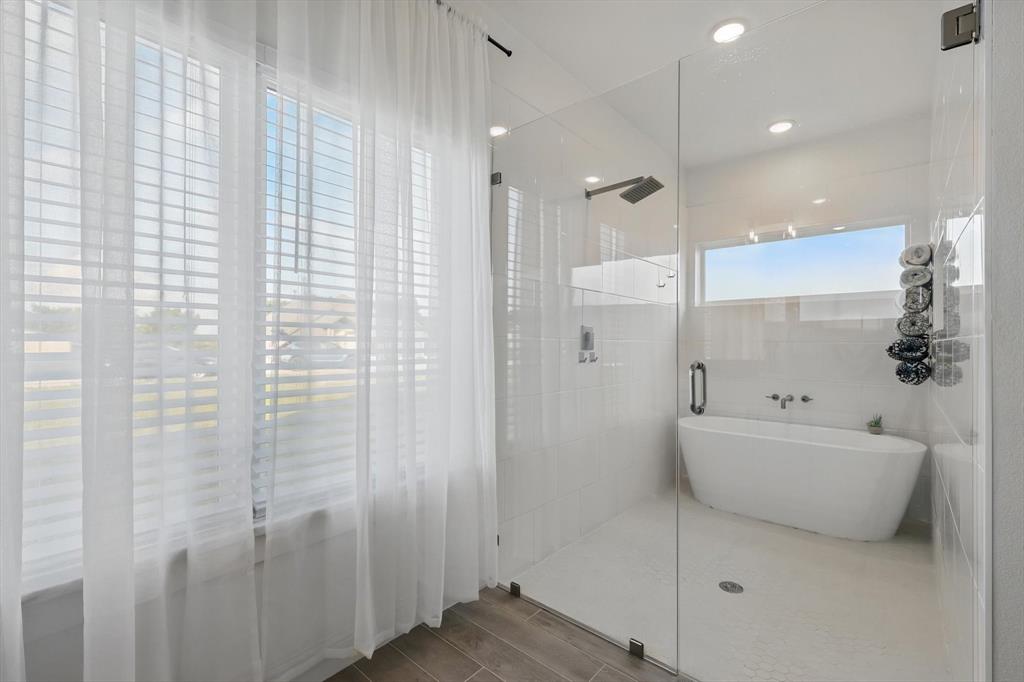 121 Bluegrass Trail Springtown, TX 76082 - Photo 20 of 39 a bathroom with a bathtub a shower and a sink