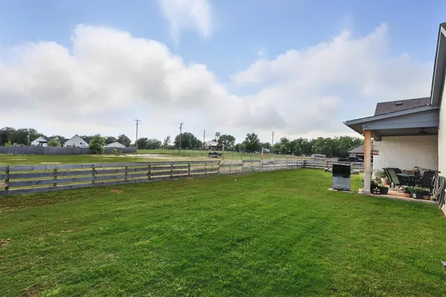 $450,000 | 121 Bluegrass Trail, Springtown, TX 76082