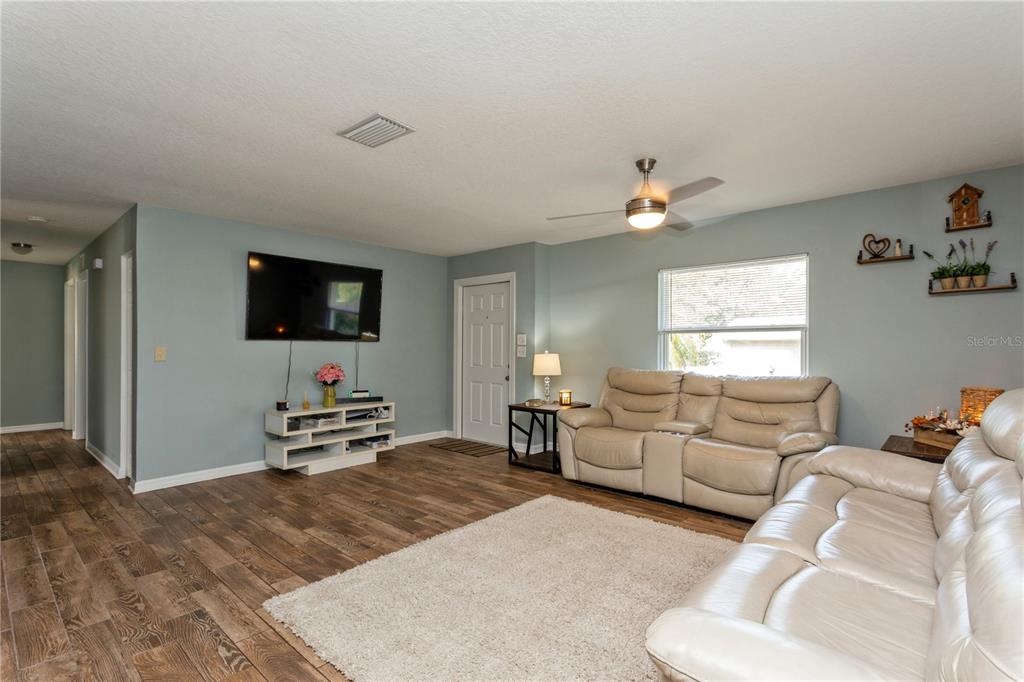 910 Ridgeland Lane Valrico, FL 33594 - Photo 12 of 33 Gallery Image 12