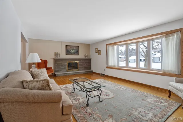 $334,900 | 304 Colony Park Drive, Salina, NY 13088