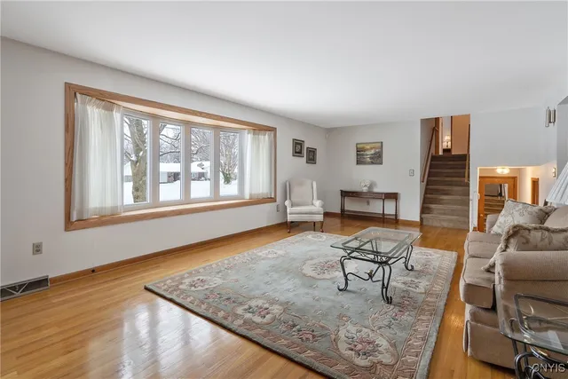 $334,900 | 304 Colony Park Drive, Salina, NY 13088