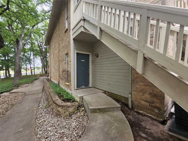 a view of a house with backyard and garden