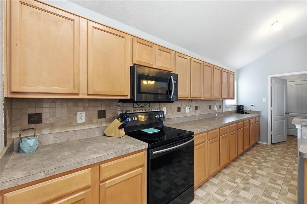 117 Hampton Court Rhome, TX 76078 - Photo 18 of 40