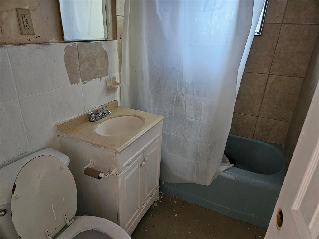 406 Southwest 10th Street Fort Lauderdale, FL 33315 - Photo 5 of 7 a bathroom with a sink toilet and shower