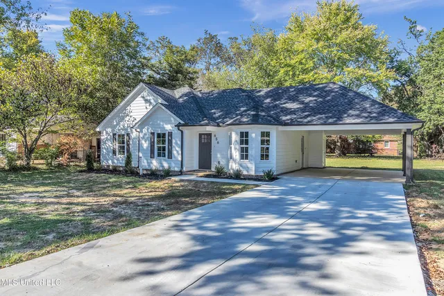 $210,000 | 656 Coleman Avenue, Holly Springs, MS 38635