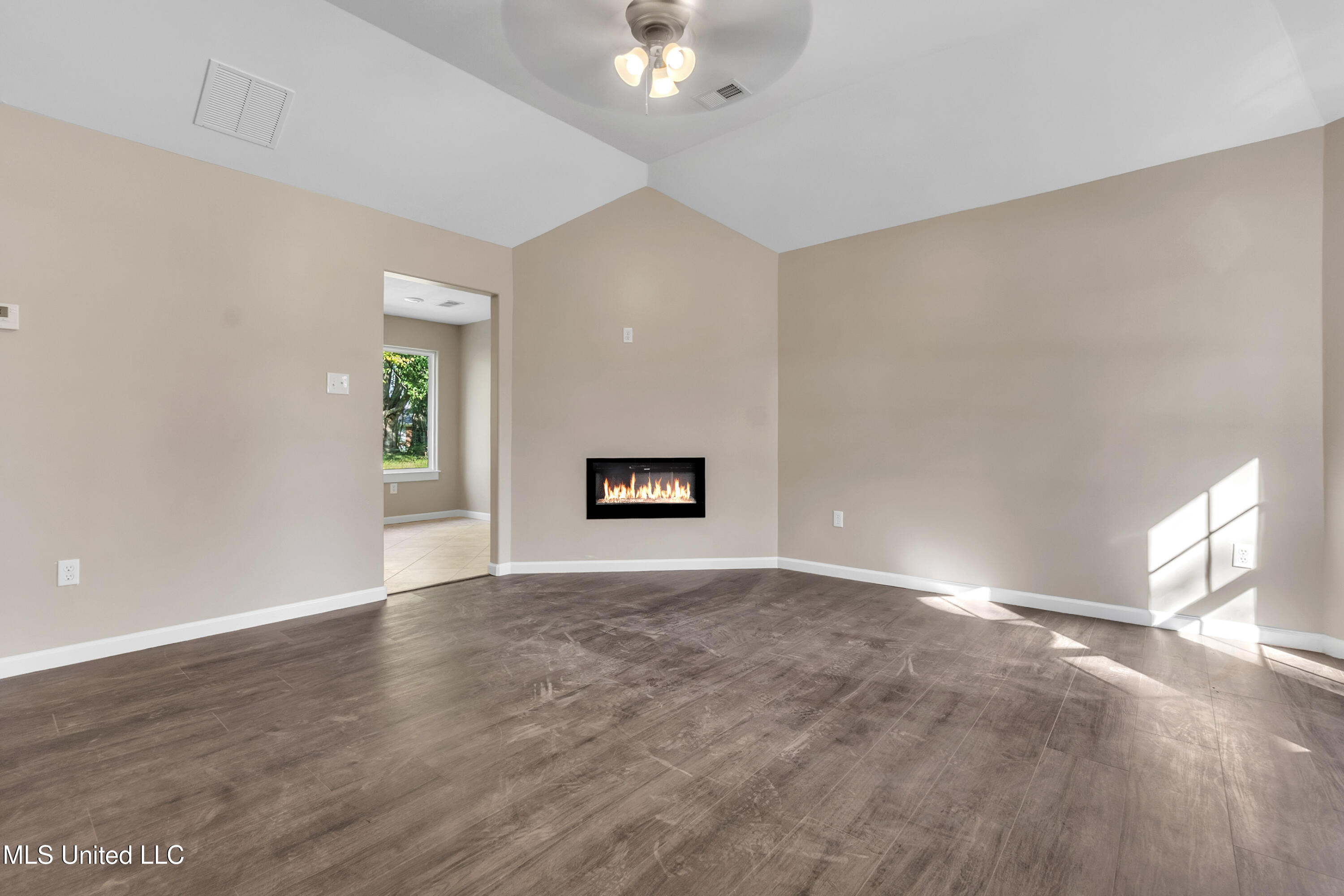 656 Coleman Avenue Holly Springs, MS 38635 - Photo 5 of 31 IMG_4173