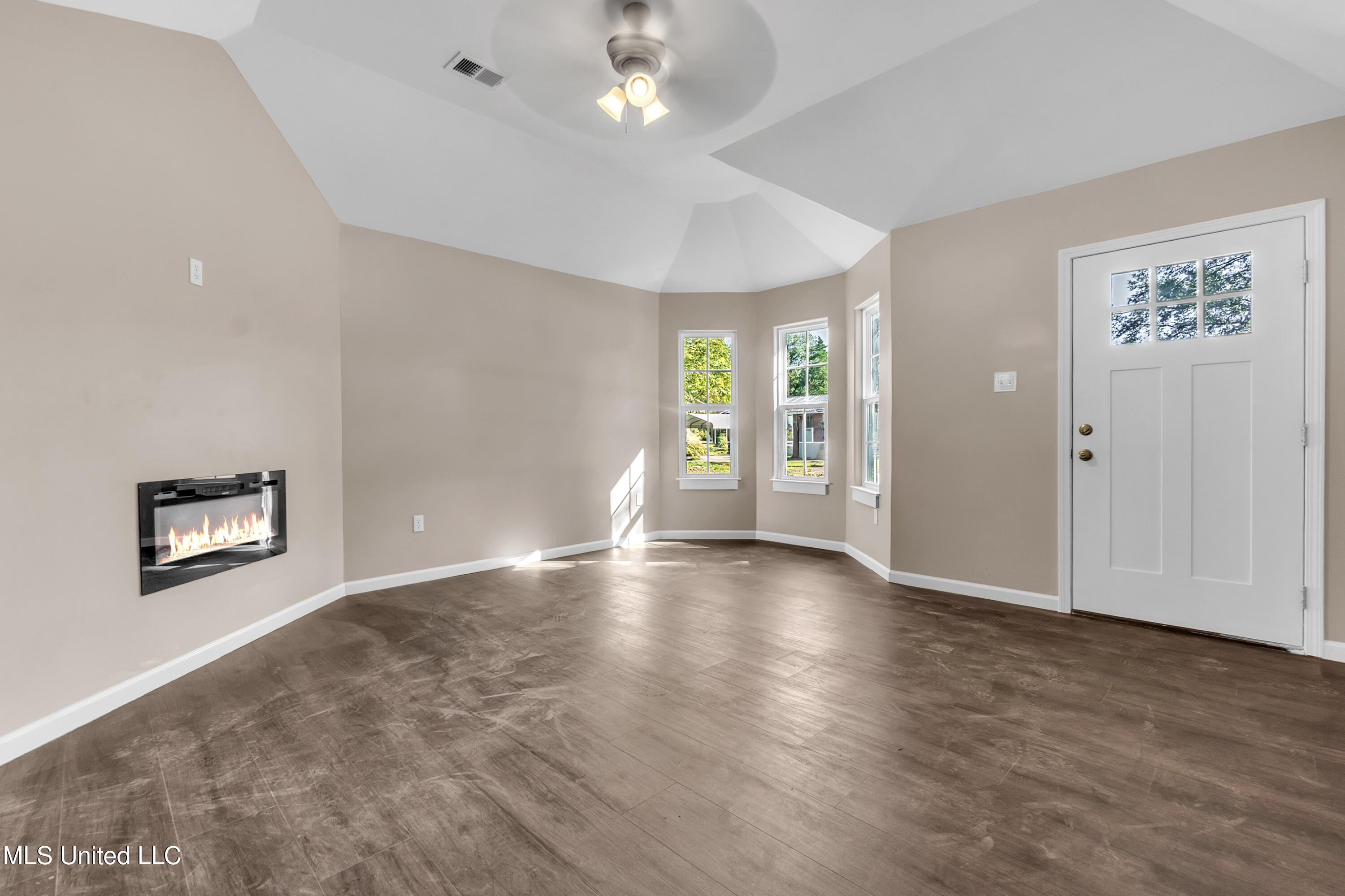 656 Coleman Avenue Holly Springs, MS 38635 - Photo 7 of 31 IMG_4176