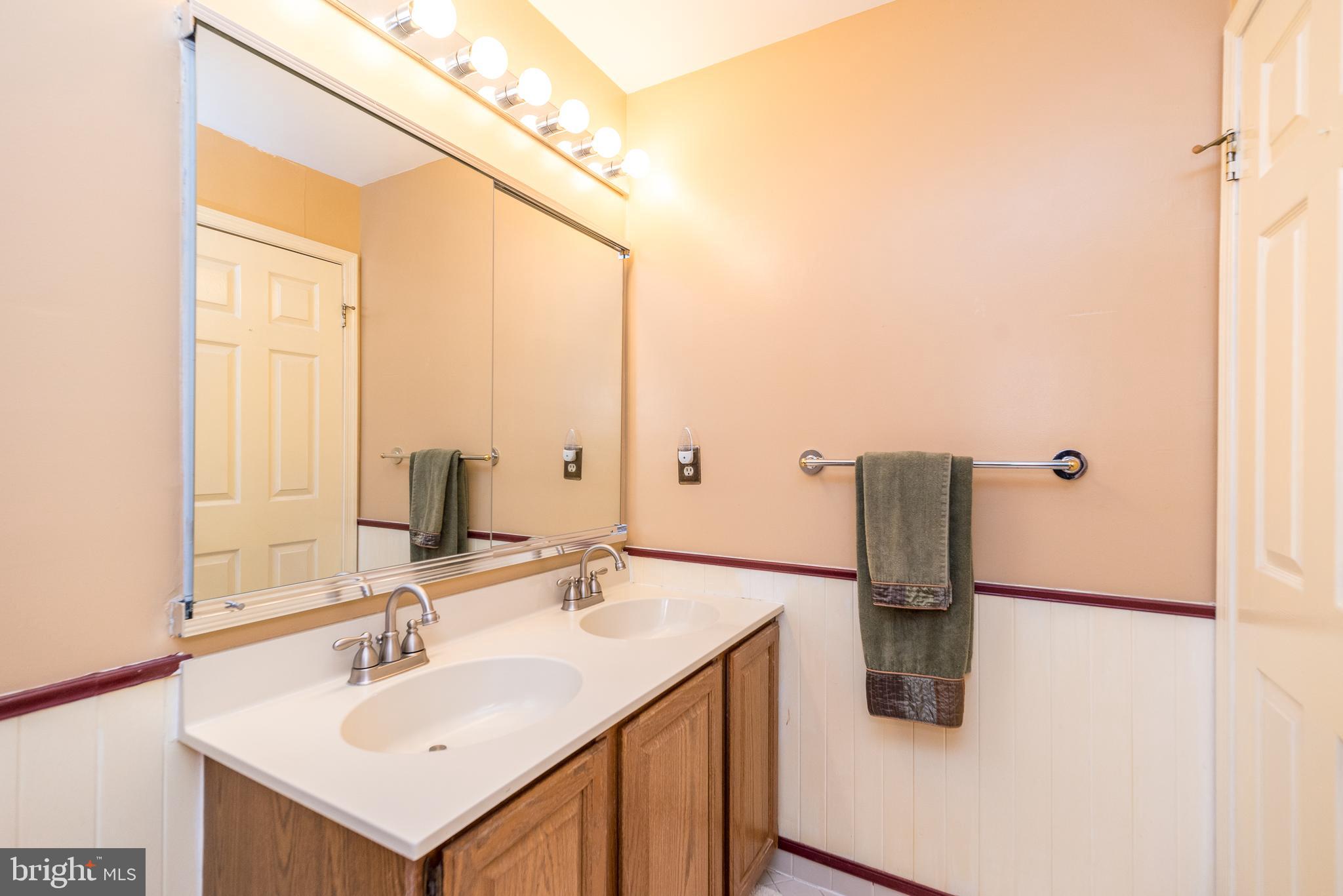 728 Signal Hill Road Dresher, PA 19025 - Photo 55 of 100 Full hall bathroom