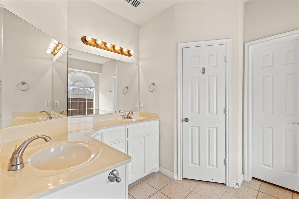613 Windward Drive Murphy, TX 75094 - Photo 25 of 37 a bathroom with a tub a sink and a large mirror