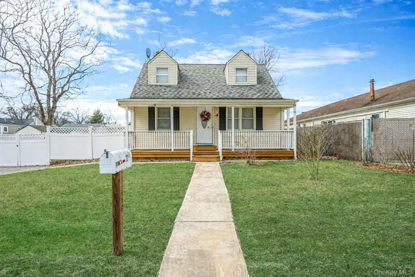 $594,000 | 72 Crown Street, Deer Park, NY 11729