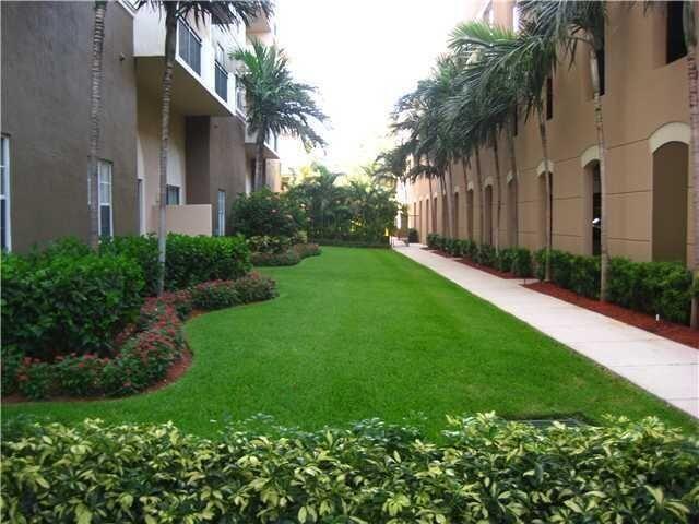616 Clearwater Park Road, Unit 413 West Palm Beach, FL 33401 - Photo 20 of 21 a view of a back yard of the house