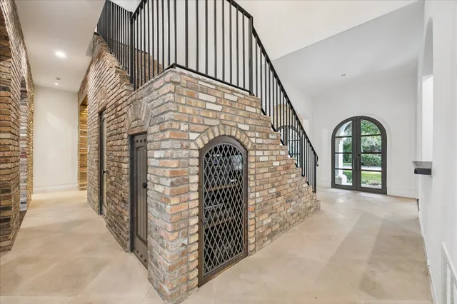 a view of entryway with a front door