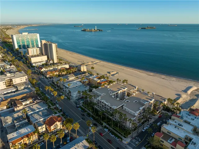 an outdoor view of the house with outdoor seating