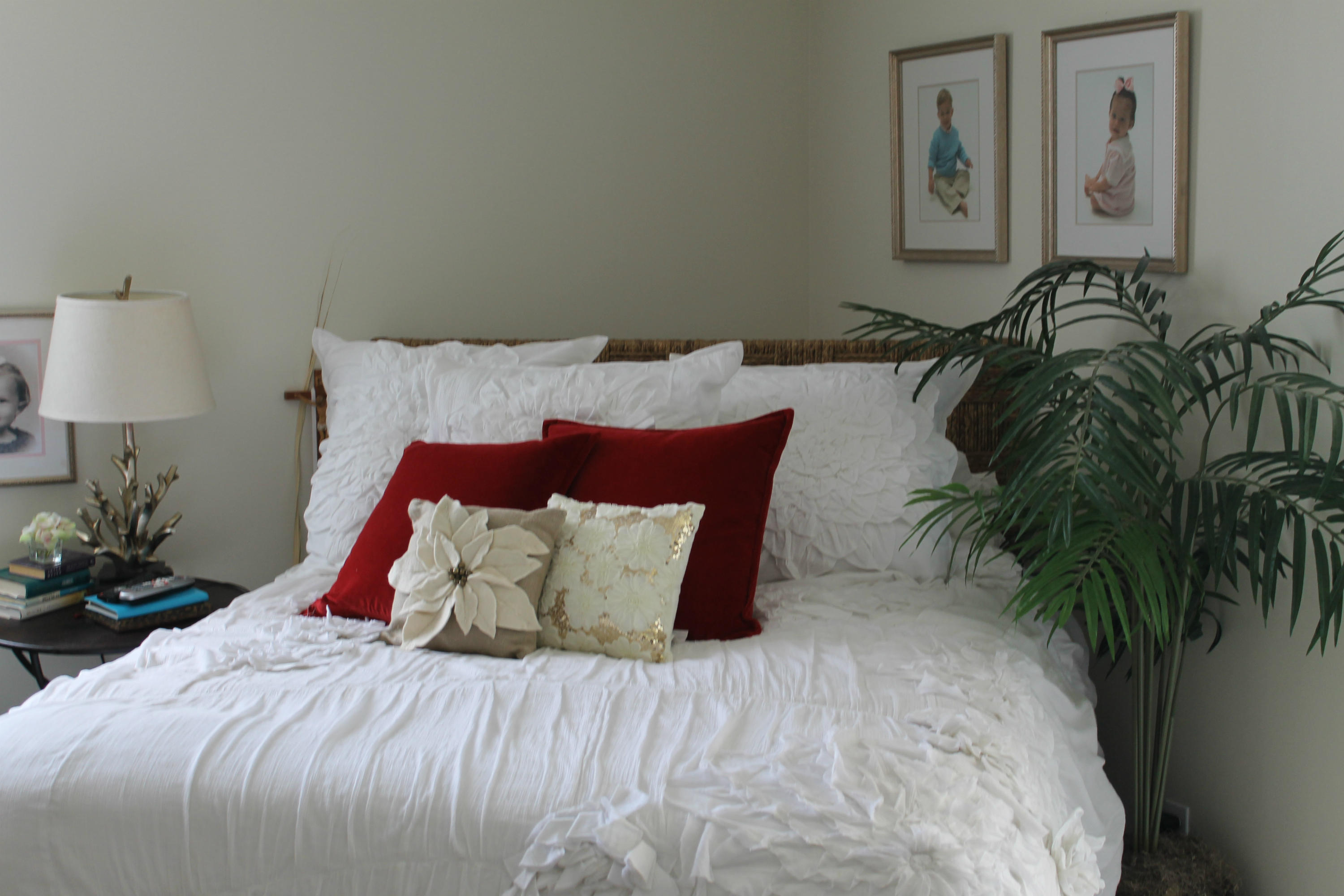300 Ocean Trail Way, Unit 1010 Jupiter, FL 33477 - Photo 16 of 25 a large bed sitting in a bedroom next to a lamp