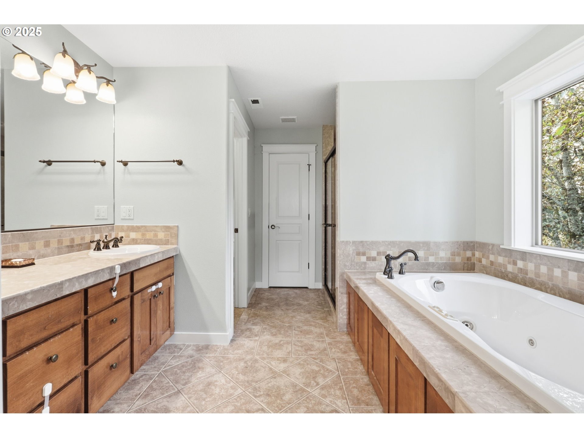 937 Southwest Florence Court Gresham, OR 97080 - Photo 21 of 47 a spacious bathroom with a tub sink and mirror