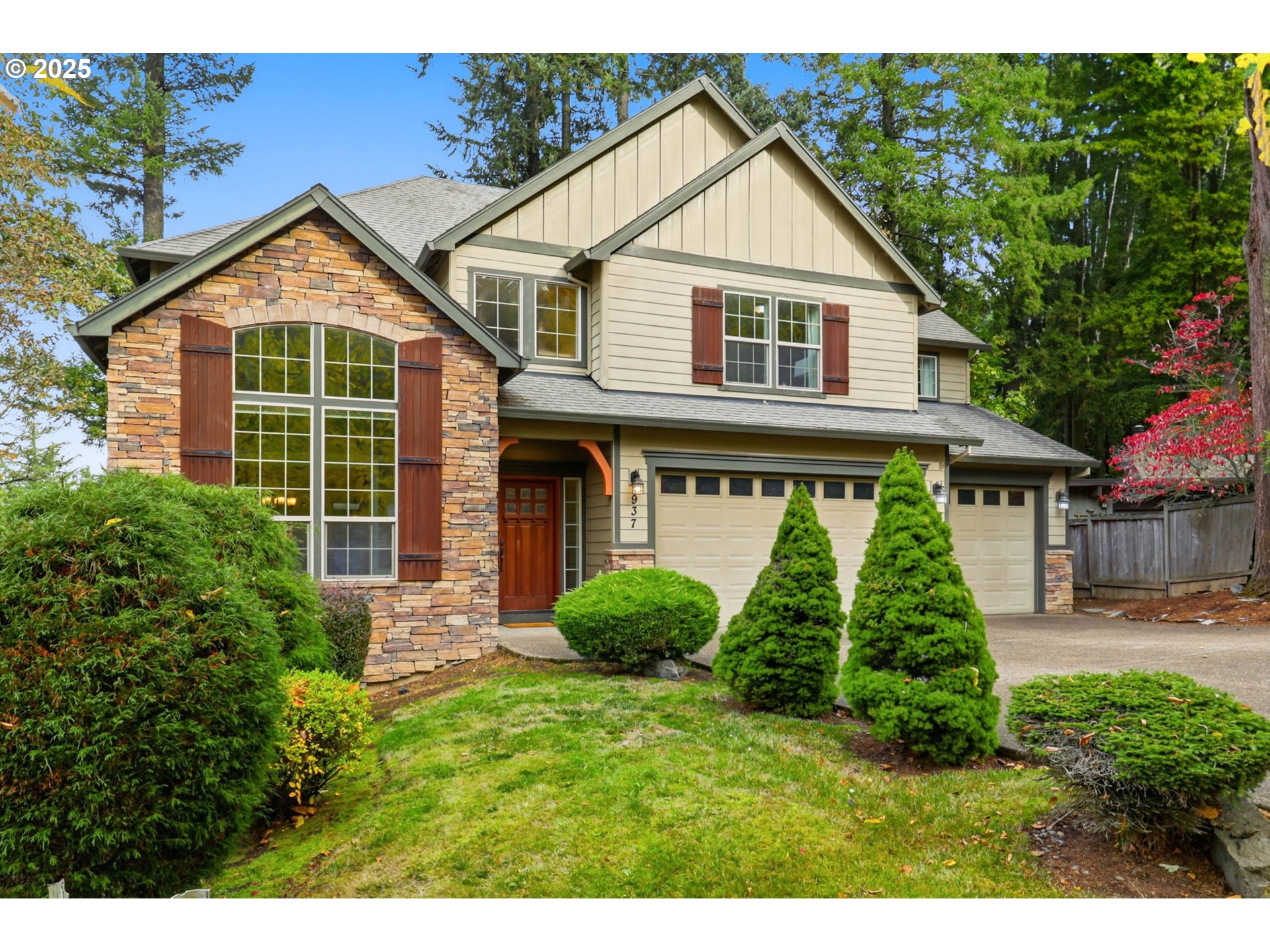 937 Southwest Florence Court Gresham, OR 97080 - Photo 39 of 47 a front view of a house with garden