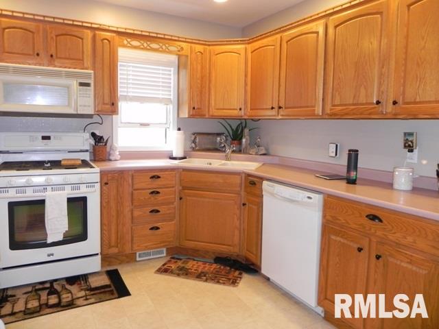 421 45th Street Moline, IL 61265 - Photo 7 of 24 Gallery Image 7