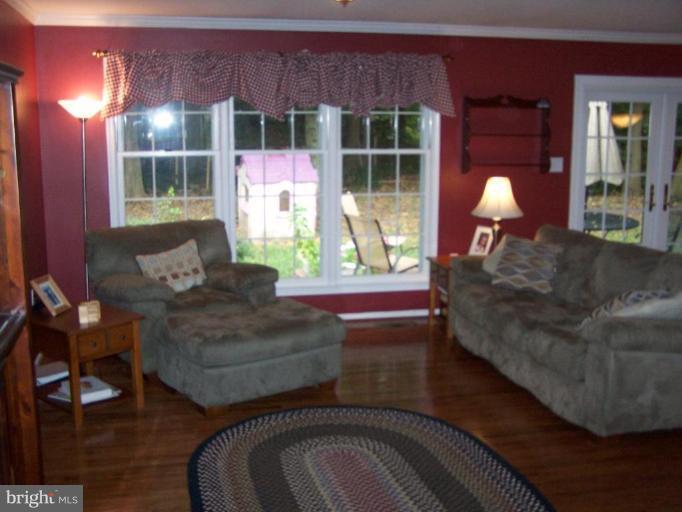 8305 Crown Court Road Alexandria, VA 22308 - Photo 4 of 25 Living Room
